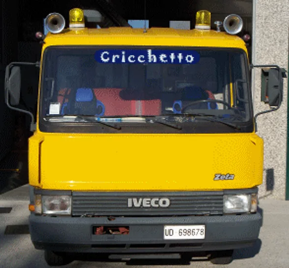 Il carro attrezzi giallo Cricchetto della carrozzeria