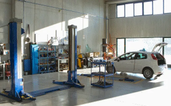 L'officina interna della Carrozzeria Nord Est con ponti sollevatori