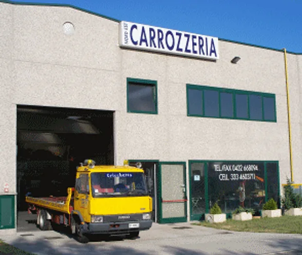 Esterno della sede di Remanzacco con l'insegna Carrozzeria
